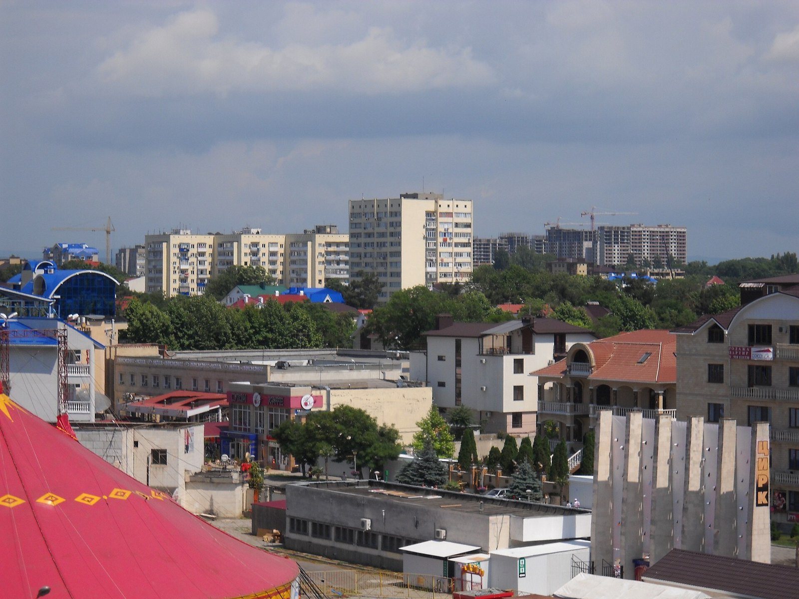 Квадроциклы на горной дороге под Геленджиком